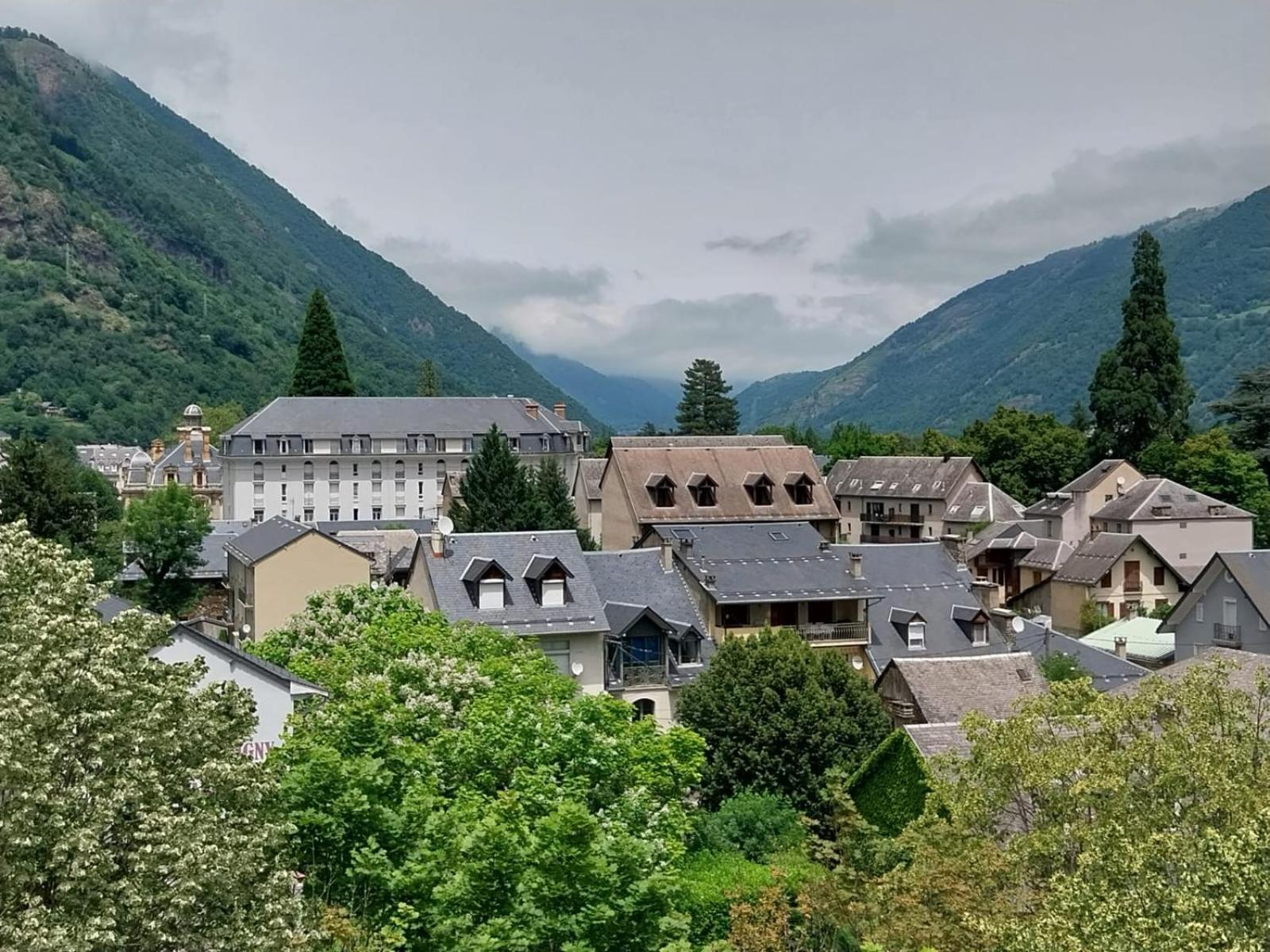 Royal Luchon Aparthotel Bagneres-de-Luchon Ngoại thất bức ảnh